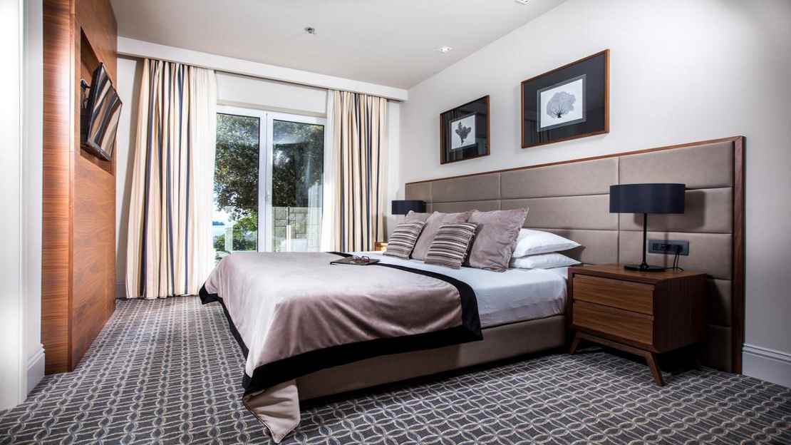 Luxury Suite with Balcony and Sea View